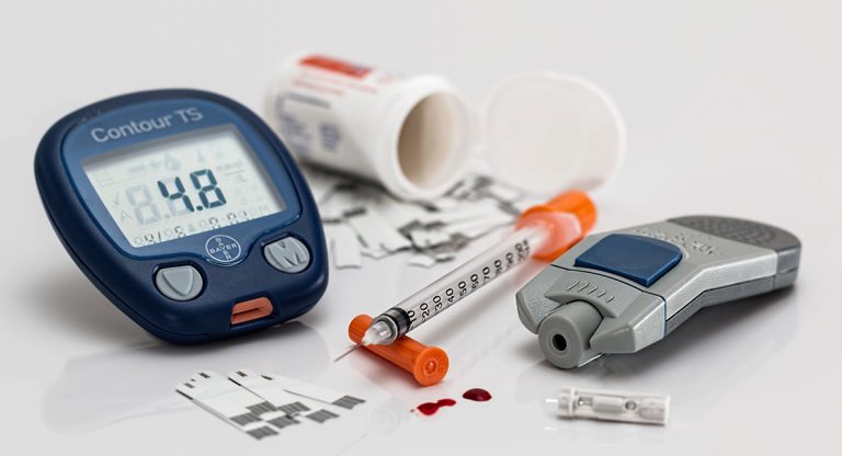 Blutzuckermessgerät und Insulinspritze