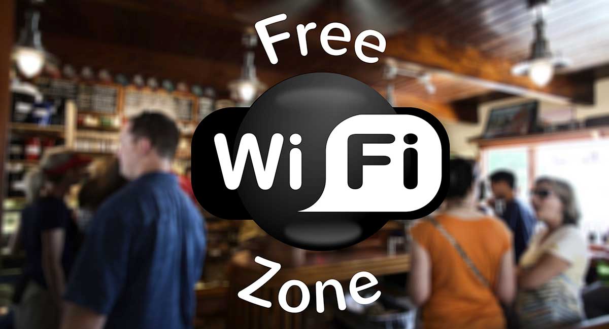 Schriftzug Free WiFi Zone schwebt vor Menschen, die im Gespräch sind-