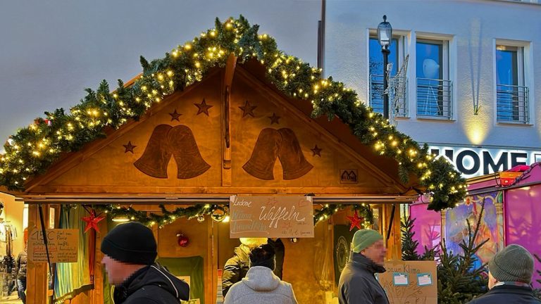 Ehrenamtshütte auf dem Paderborner Weihnachtsmarkt 2023.