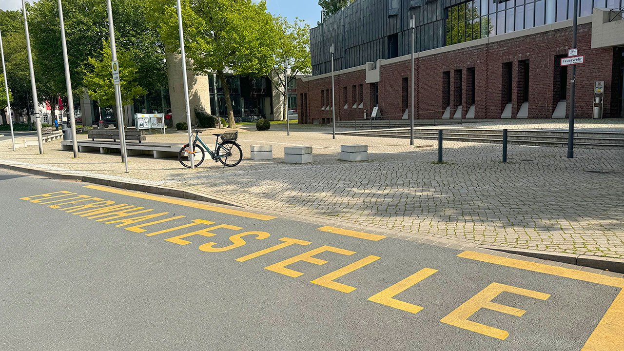 Die Elternhaltestelle am Maspernplatz vor der Paderhalle in Paderborn.