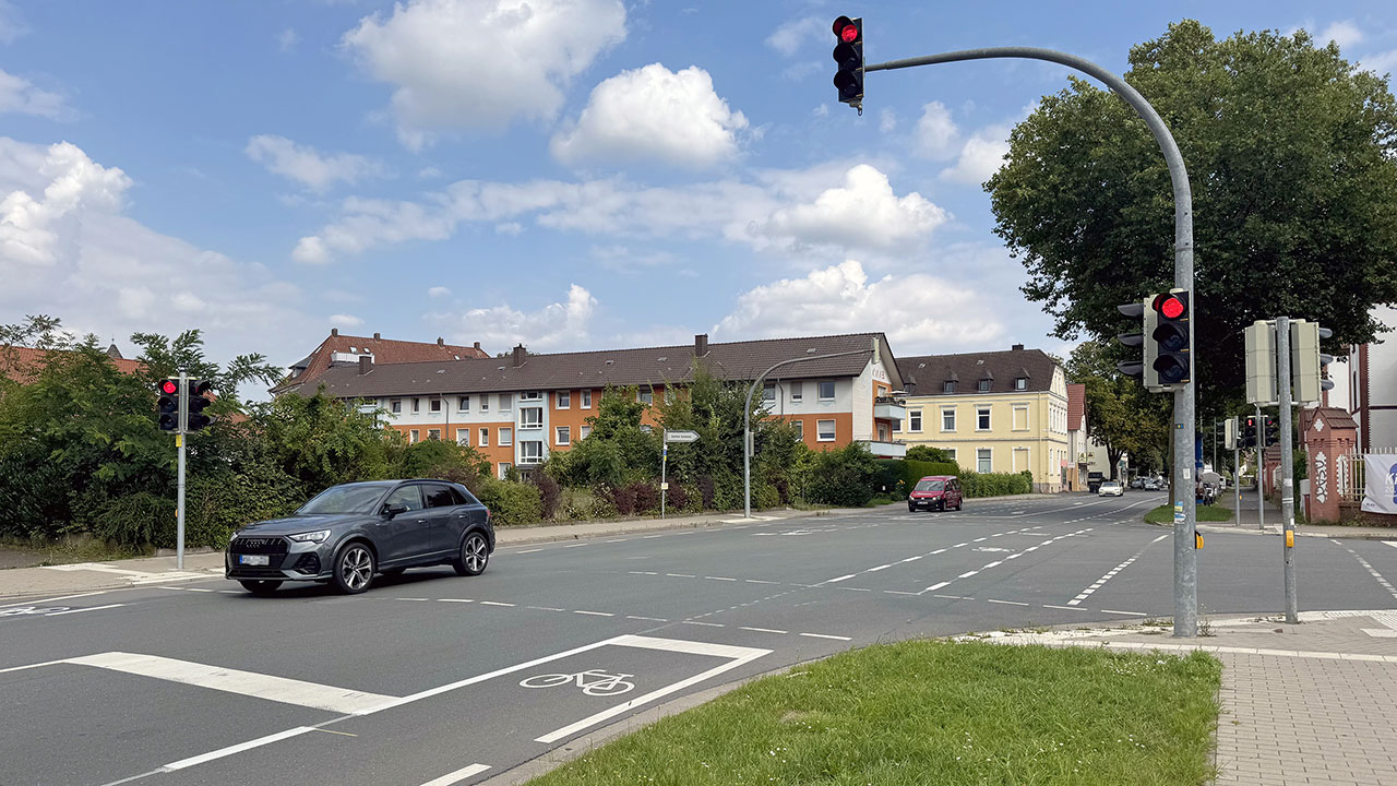 Blick auf die Kreuzung Elsener Straße und Erzbergerstraße mit beidseitigen neuen Radschutzstreifen.