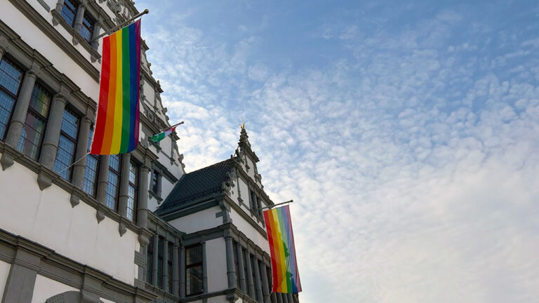 Grüne fragen nach Regenbogenflagge am Rathaus