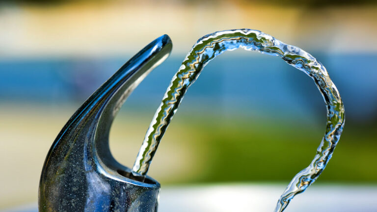 Ein Trinkwasserbrunnen aus dem Wasser sprudelt.