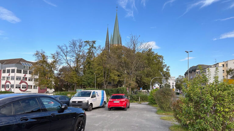 Blick vom Florianparkplatz in Richtung Herz-Jesu-Kirche.