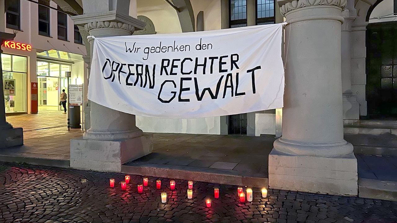 Kerzen und ein Banner mit der Aufschrift „Wir gedenken den Opfern rechter Gewalt“ vor dem Paderborner Rathaus.