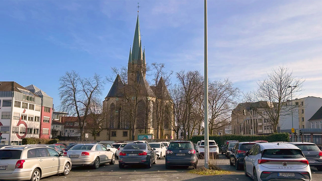 Blick vom Parkplatz Florianstraße auf die Herz-Jesu-Kirche.