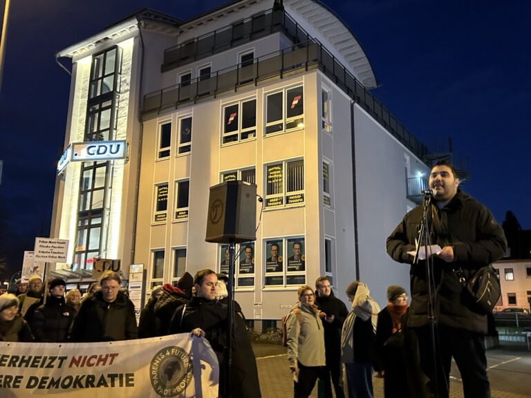 „Geradeaus in Arme von Rechtsextremisten.  – Lasst nicht zu, dass die CDU den Bach runtergeht“